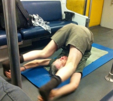 Metroda Herkesin İçinde Soyunmaya Başladı...