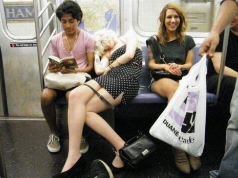 Metroda Herkesin İçinde Soyunmaya Başladı...