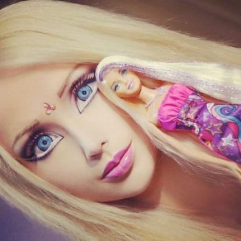 Diyanet Şimdi de Barbie Bebeklere Taktı!