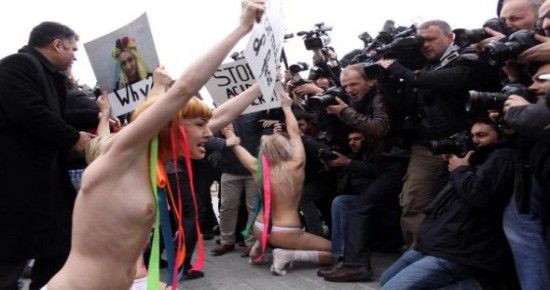 FEMEN KIZLARI ORTALIĞI KARIŞTIRDI