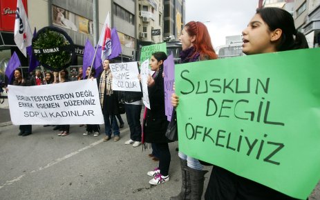 SDP'Lİ KADINLARDAN 'DEKOLTE' EYLEMİ