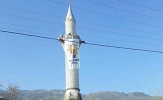 Minarede AKP Bayrağı!